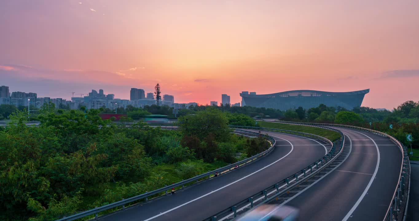 四川成都环球中心绕城高速旁的日出，染红了天空视频素材