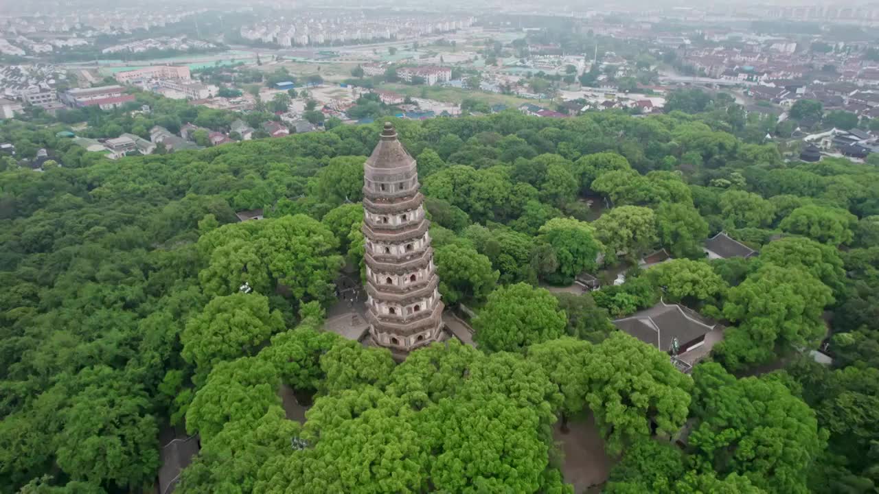 江苏苏州虎丘塔夏日航拍延时4K视频素材