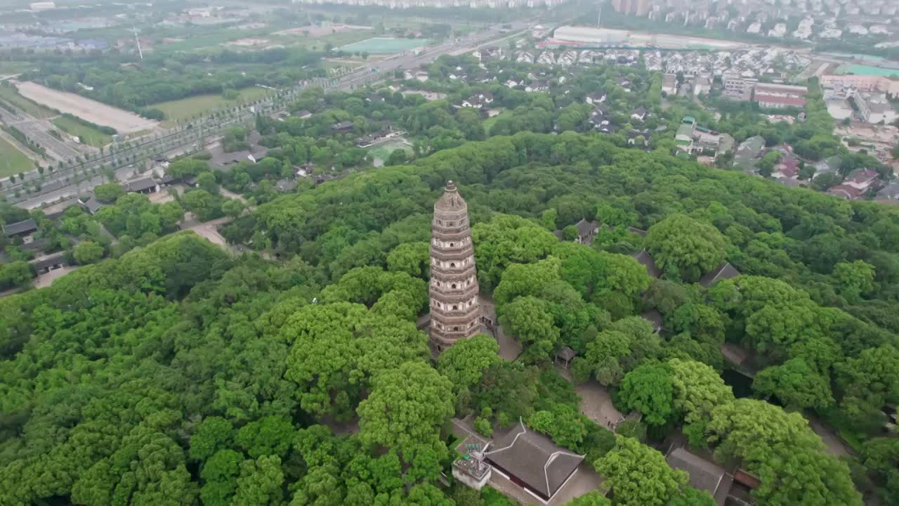 江苏苏州虎丘塔夏日航拍延时4K视频素材