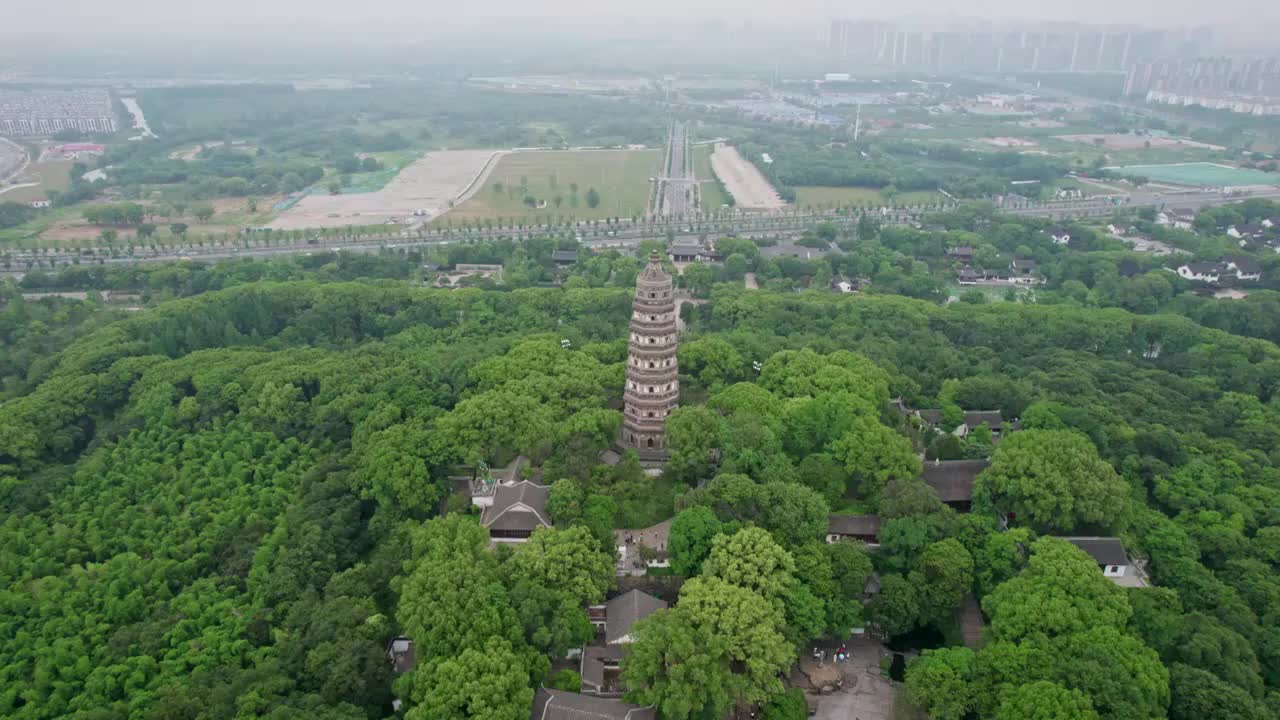 江苏苏州虎丘塔夏日航拍延时4K视频素材