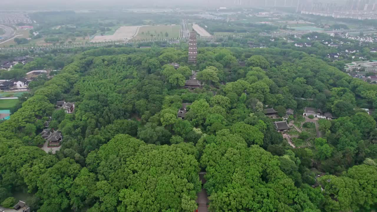 江苏苏州虎丘塔夏日航拍延时4K视频素材