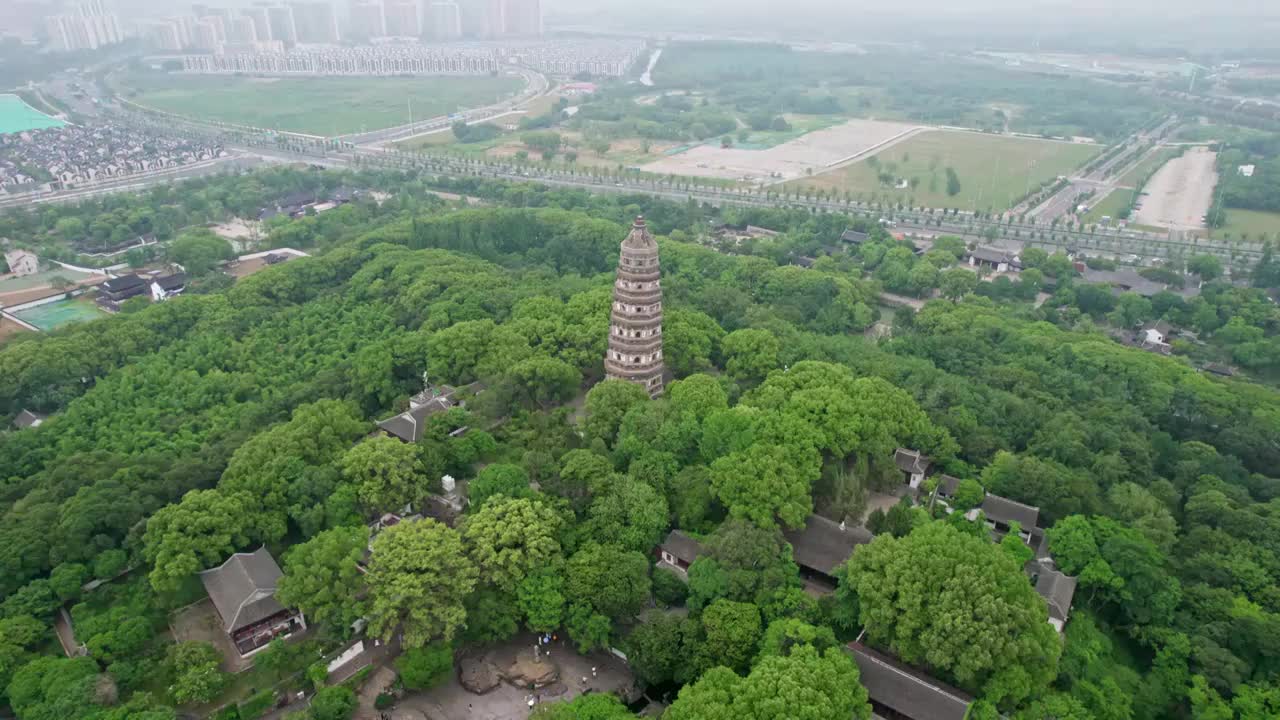 江苏苏州虎丘塔夏日航拍延时4K视频素材