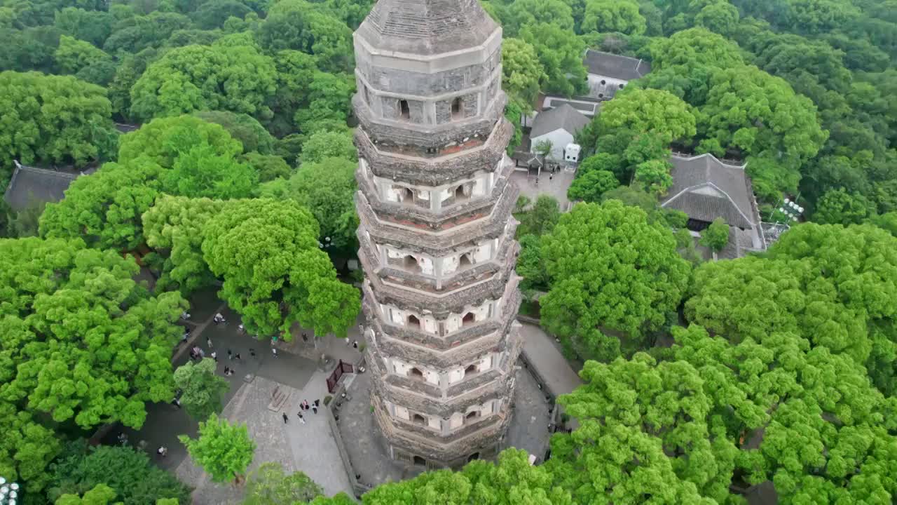 江苏苏州虎丘塔夏日航拍延时4K视频素材