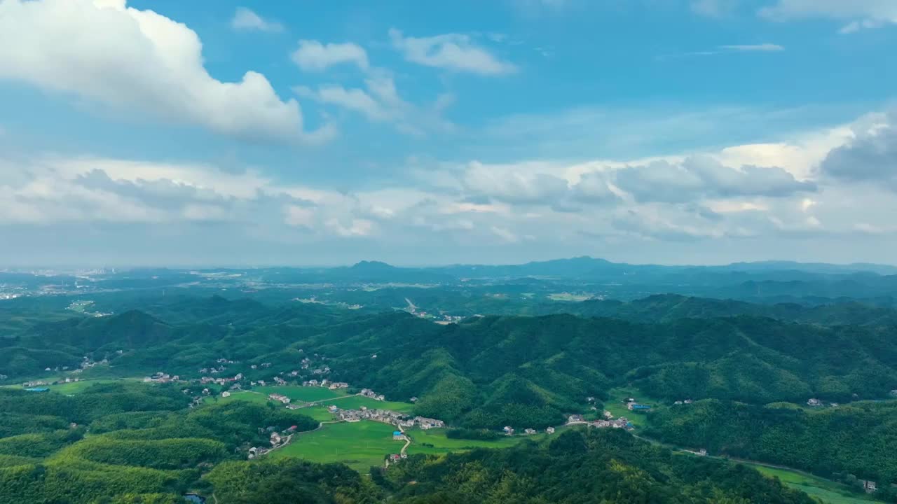 无人,风景,天空,非都市风光,地形,树,山,自然,白昼,航拍视角,云,自然美,户外,旅行,旅游,绿色视频素材