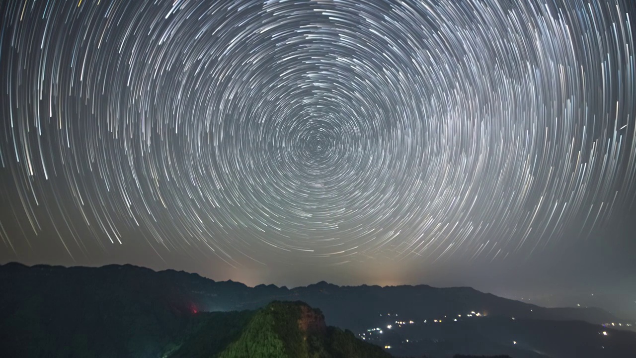 8K30P四川巴中阴灵山北方星空旋转星轨风光延时视频视频素材