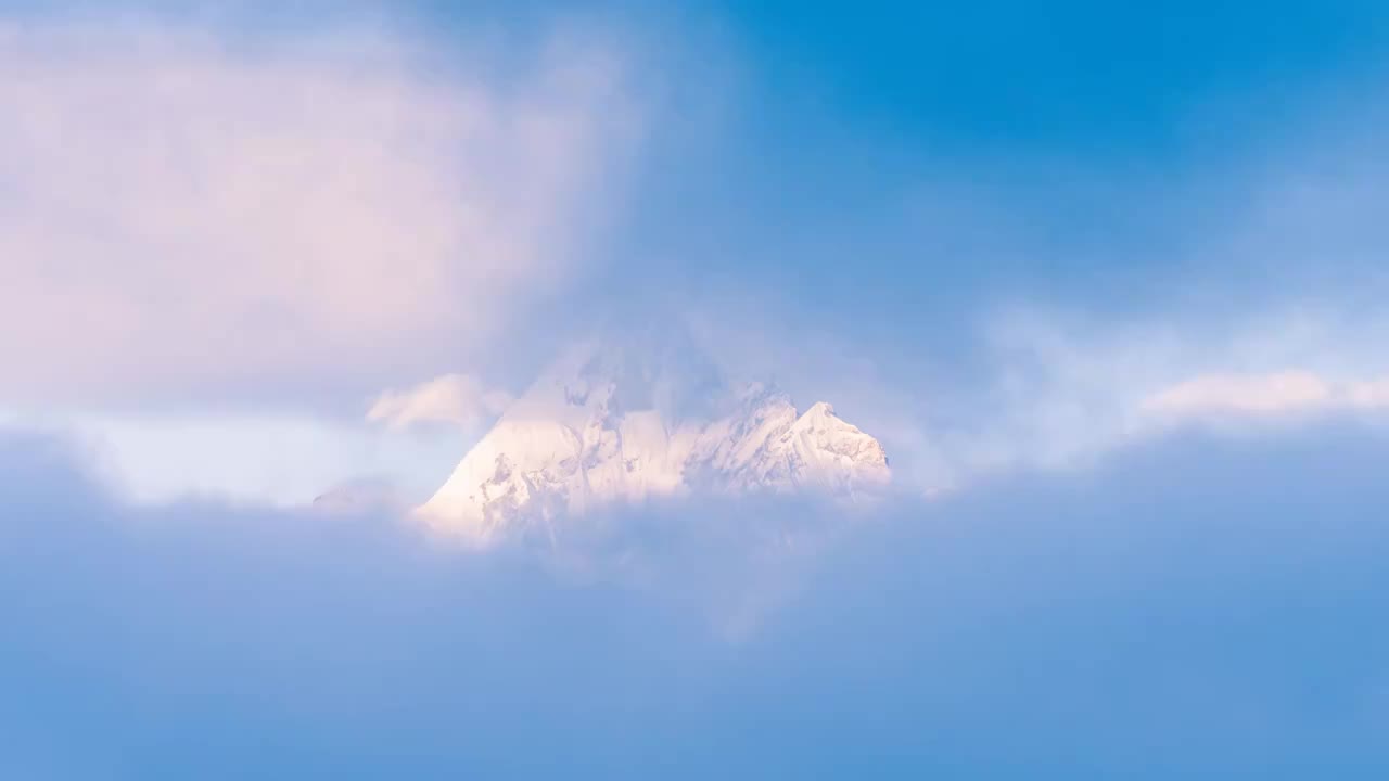 云雾中的云南梅里雪山神女峰视频素材