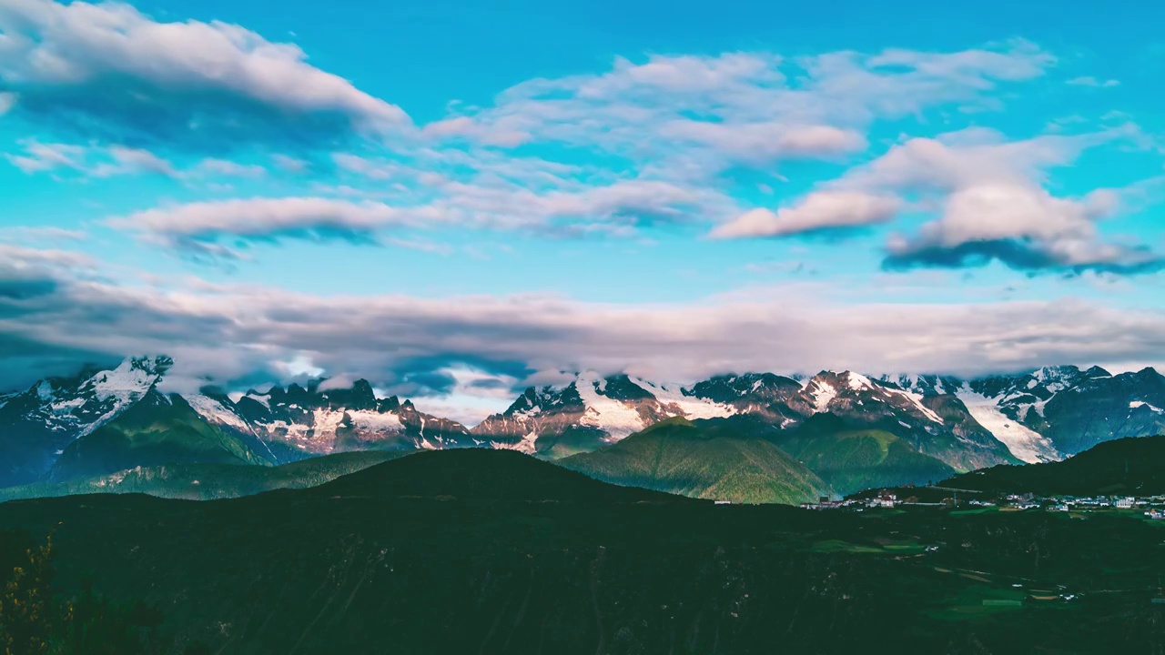 云南梅里雪山早晨，蓝天下的流云与群山视频素材