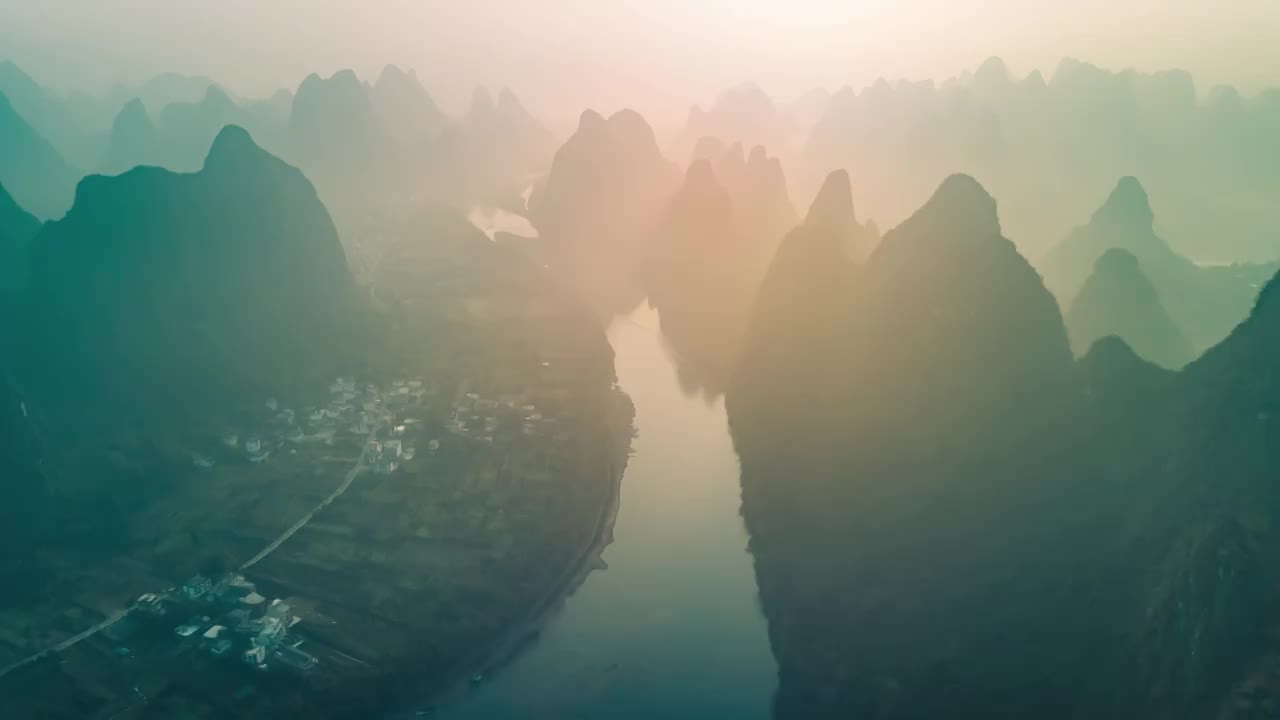 桂林山水风光航拍延时，阳光与喀斯特山峰视频素材