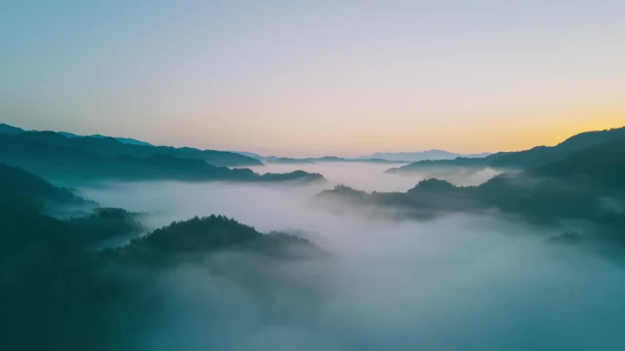 航拍日出时分桂林群山之间的云海视频素材