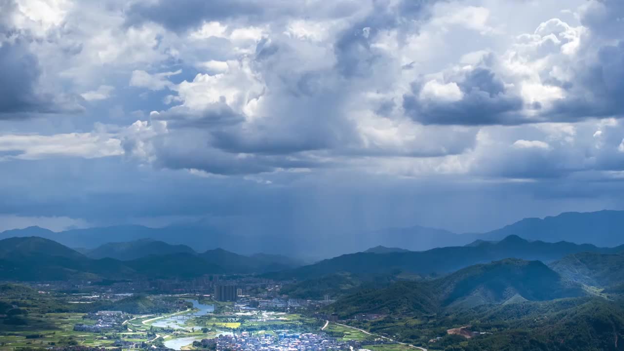 乡村城市上空的雨幕暴雨来袭的景象延时视频下载