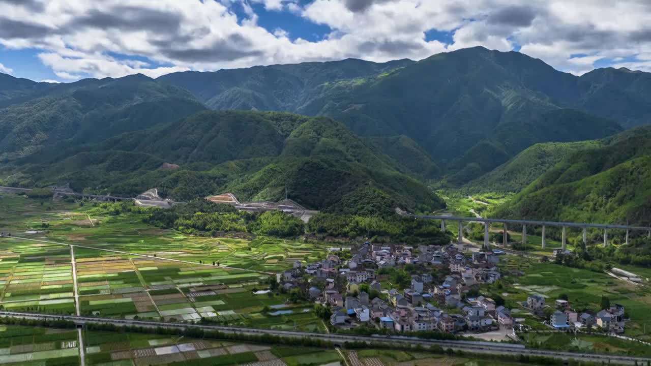 乡村道路水稻产业种植延时的风光视频素材