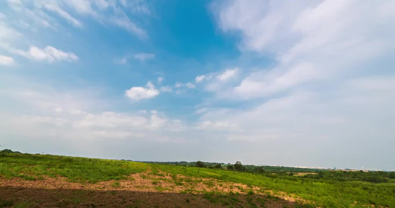 夏日的牧马山上，地平线的尽头就是大成都市区视频素材