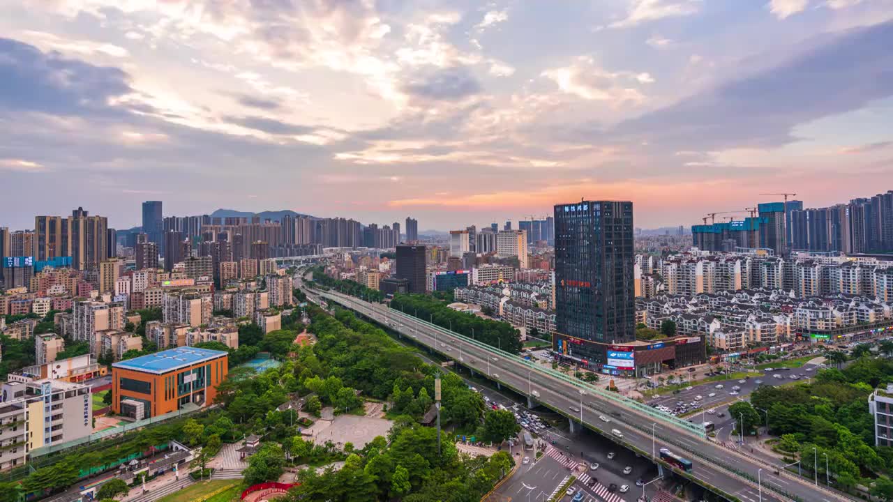 深圳龙华布龙路与龙华大道日转夜延时视频素材