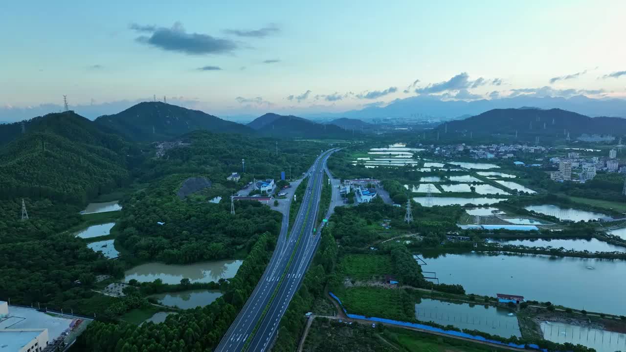 4k广东高速服务区休息区乡村航拍视频素材