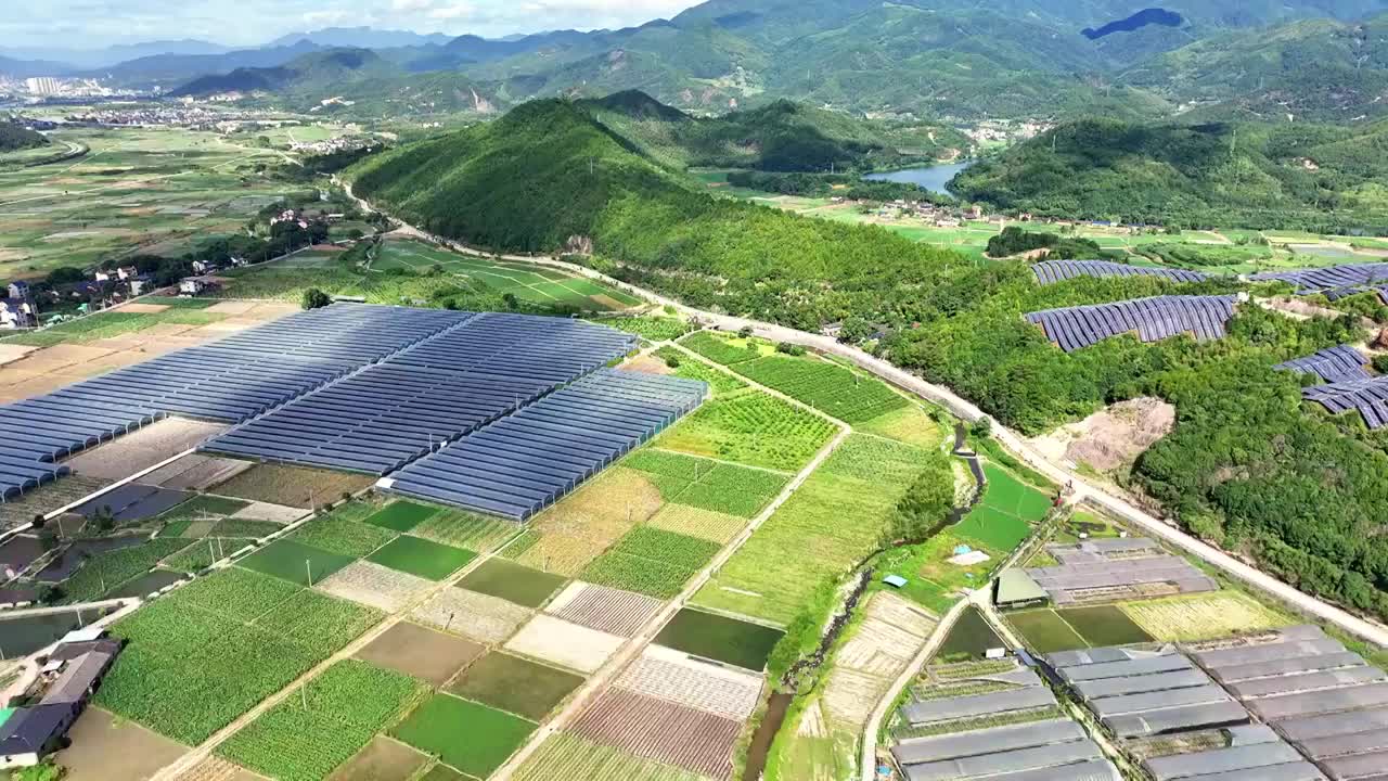 航拍乡村绿色农田与村庄 蔬菜种植大棚视频素材