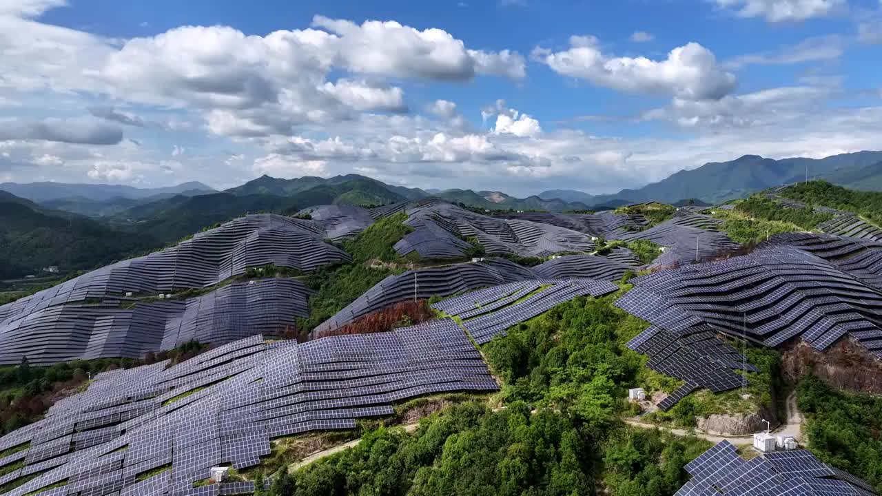 航拍山上的光伏发电新能源设施视频素材