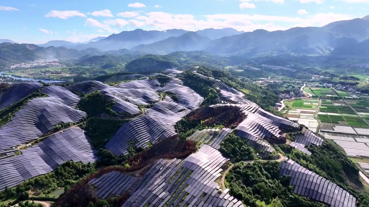 航拍山上的光伏发电新能源设施视频素材