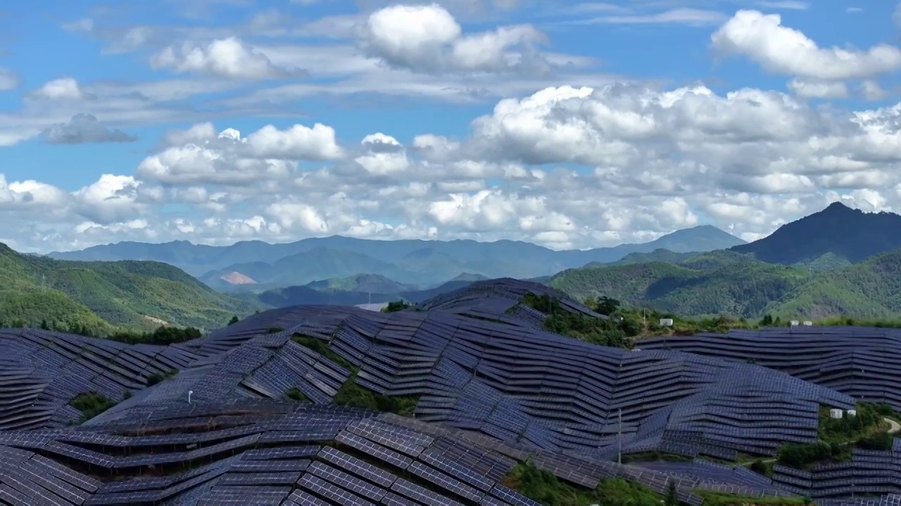 航拍山上的光伏发电新能源设施视频素材