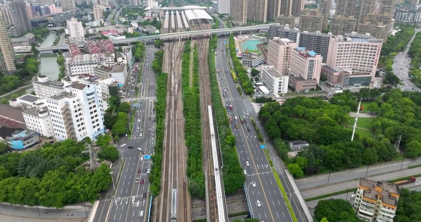 江苏省无锡市火车站和谐号复兴号高铁进站出站画面视频素材