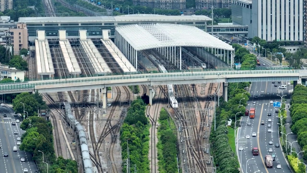 江苏省无锡市火车站和谐号复兴号高铁进站出站画面视频素材