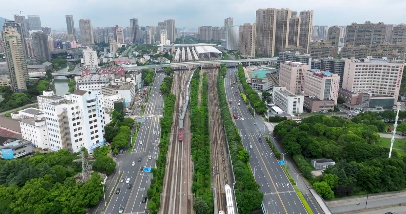 江苏省无锡市火车站和谐号复兴号高铁进站出站画面视频素材