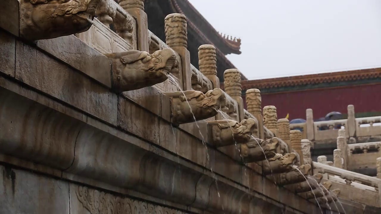 北京下大雨故宫再现九龙吐水视频下载