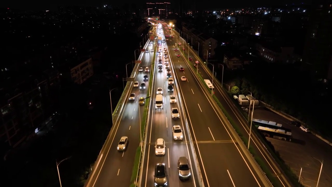 夜晚南京立交桥来往的车流视频素材