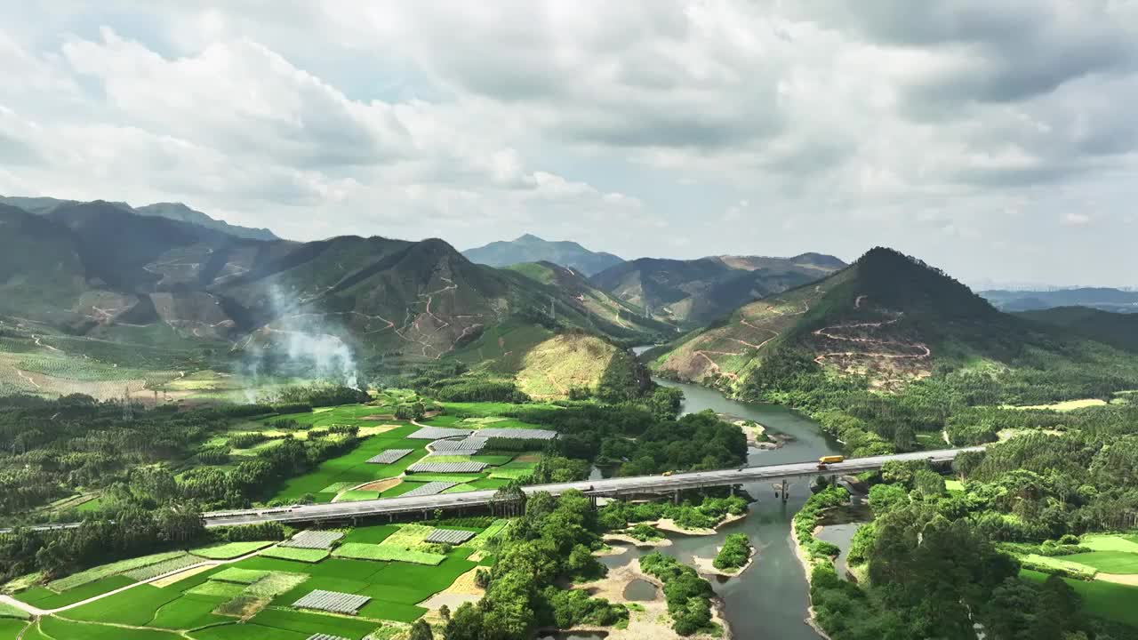 蓝天白云下山谷中的横跨河流的高速公路视频素材