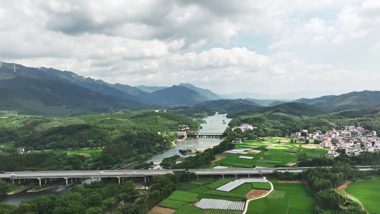 蓝天白云下山谷中的横跨河流的高速公路视频素材