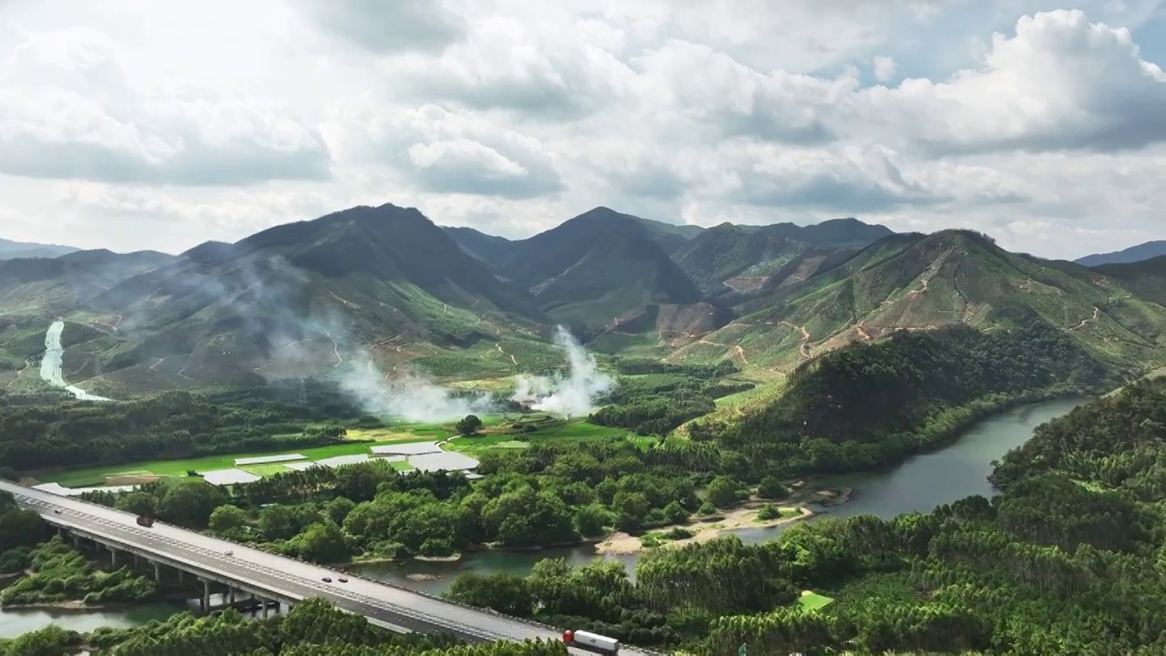 蓝天白云下山谷中的横跨河流的高速公路视频下载