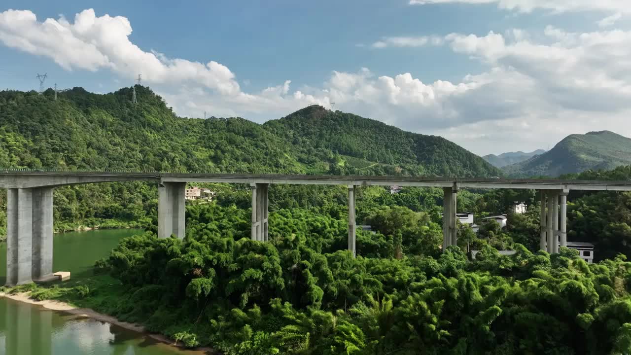 阳光下峡谷中横跨河流的高速公路大桥视频素材