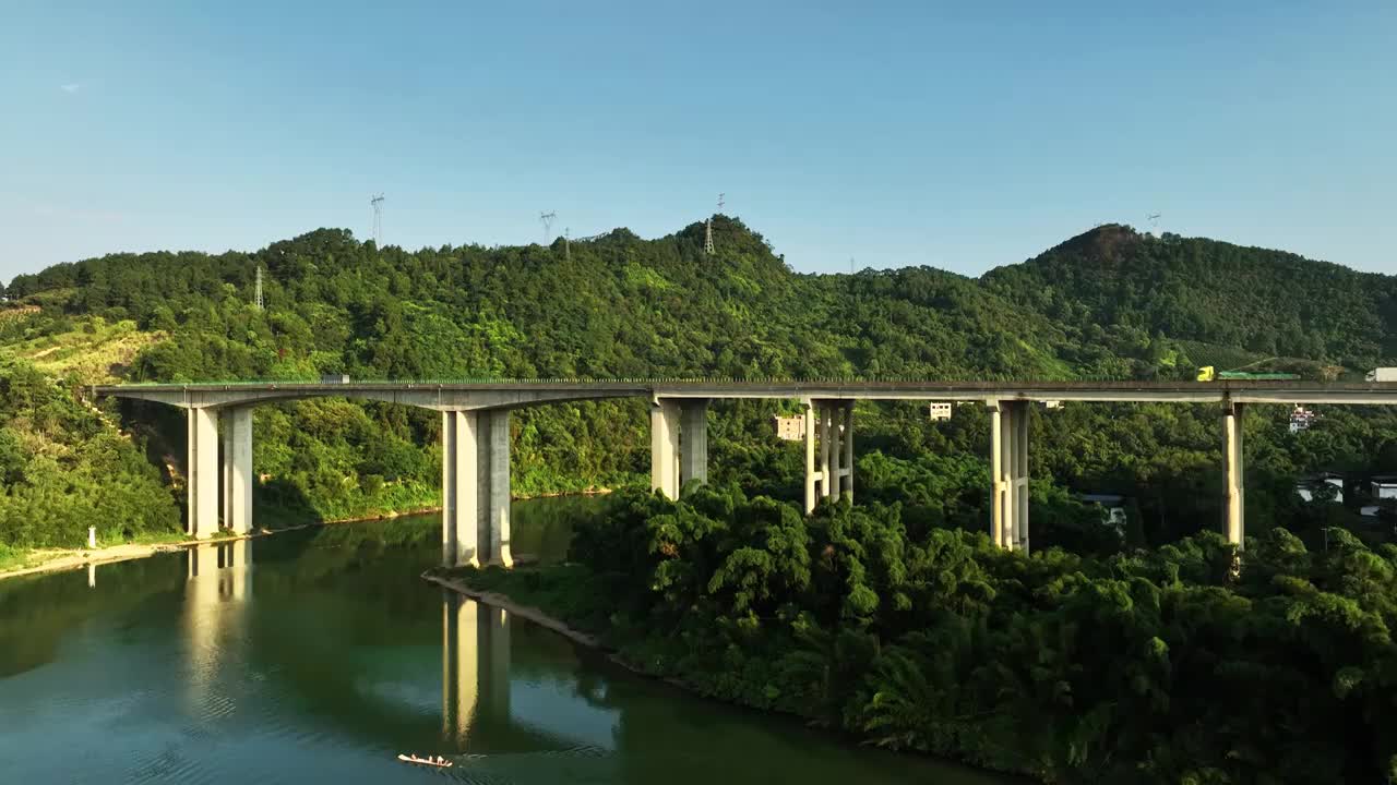 阳光下峡谷中横跨河流的高速公路大桥视频素材