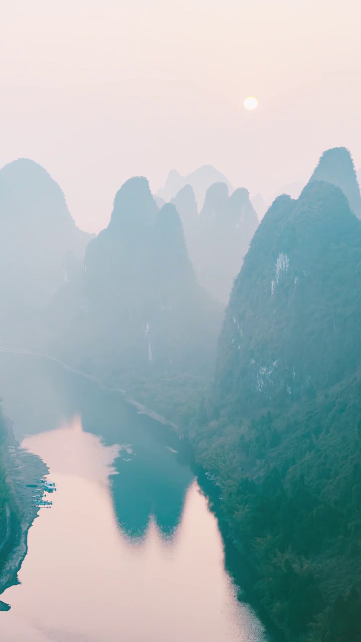 日出时分桂林阳朔漓江山水风光（竖屏）视频下载