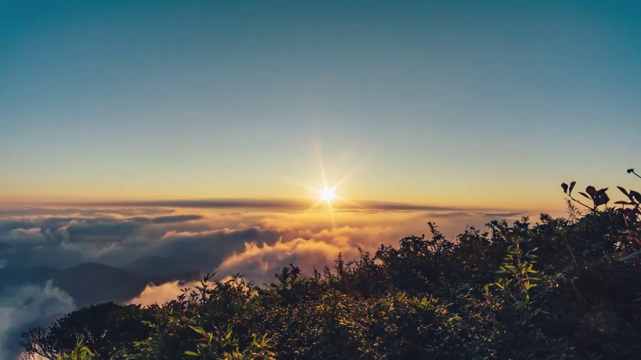 桂林猫儿山顶夕阳西下与云海延时摄影视频素材