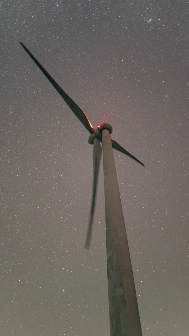 夜空下的风力发电机延时摄影（竖屏）视频素材