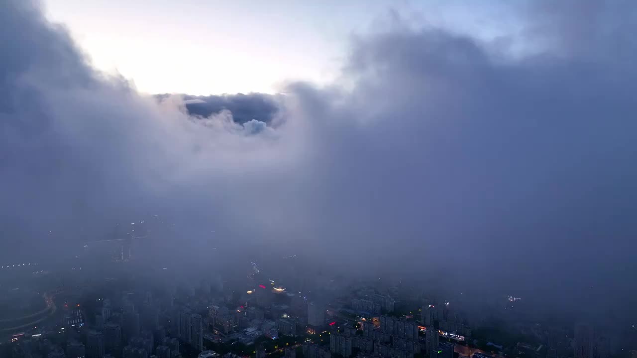 穿行在云海中的上海视频素材