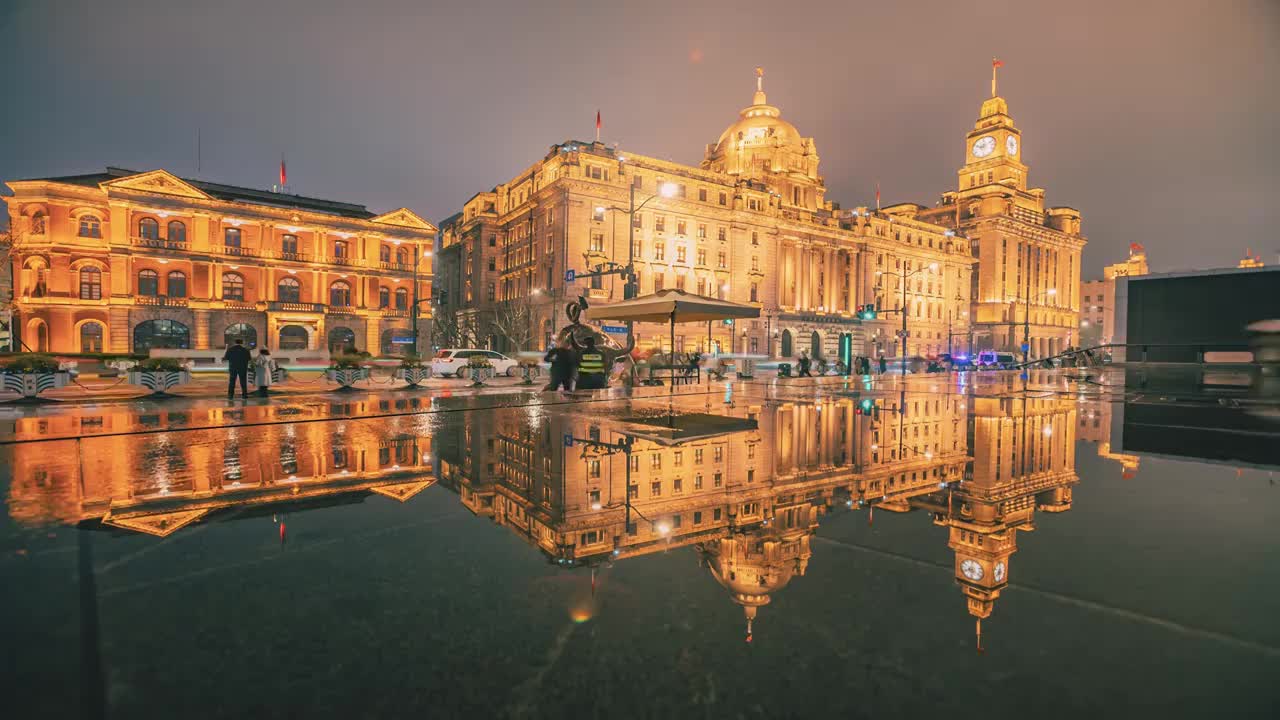 上海雨天里的万国建筑群与街道延时摄影视频素材