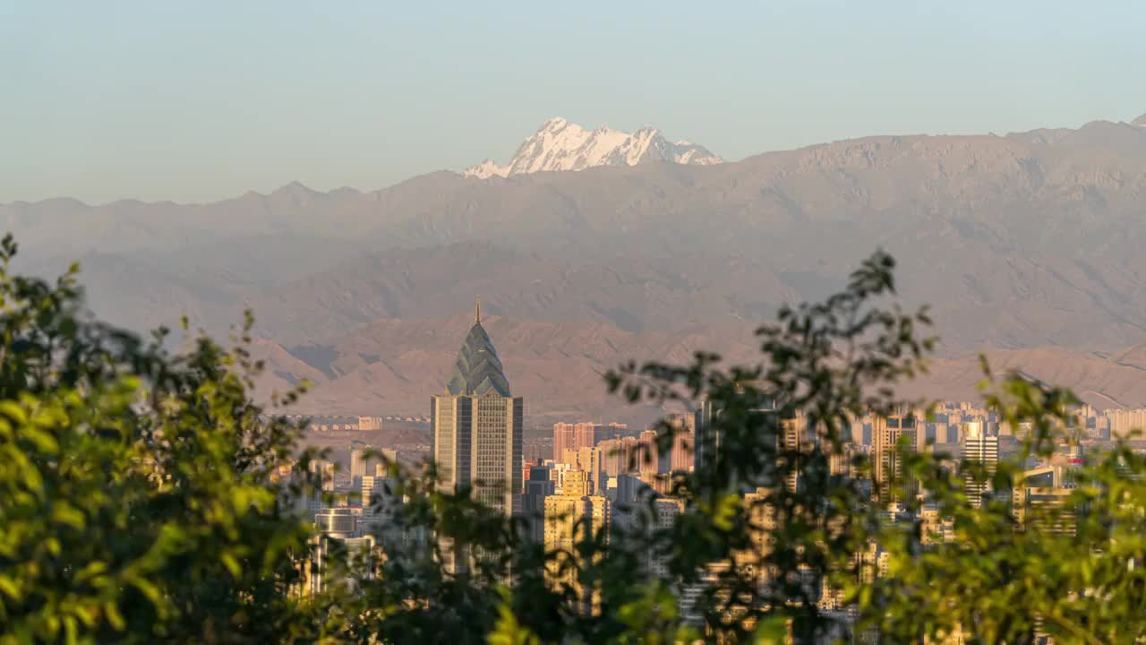 乌鲁木齐城市天际线 博格达峰雪山 日转夜视频素材