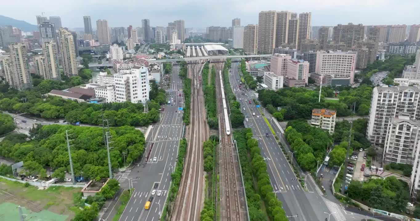 江苏省无锡市火车站和谐号复兴号高铁进站出站画面视频素材