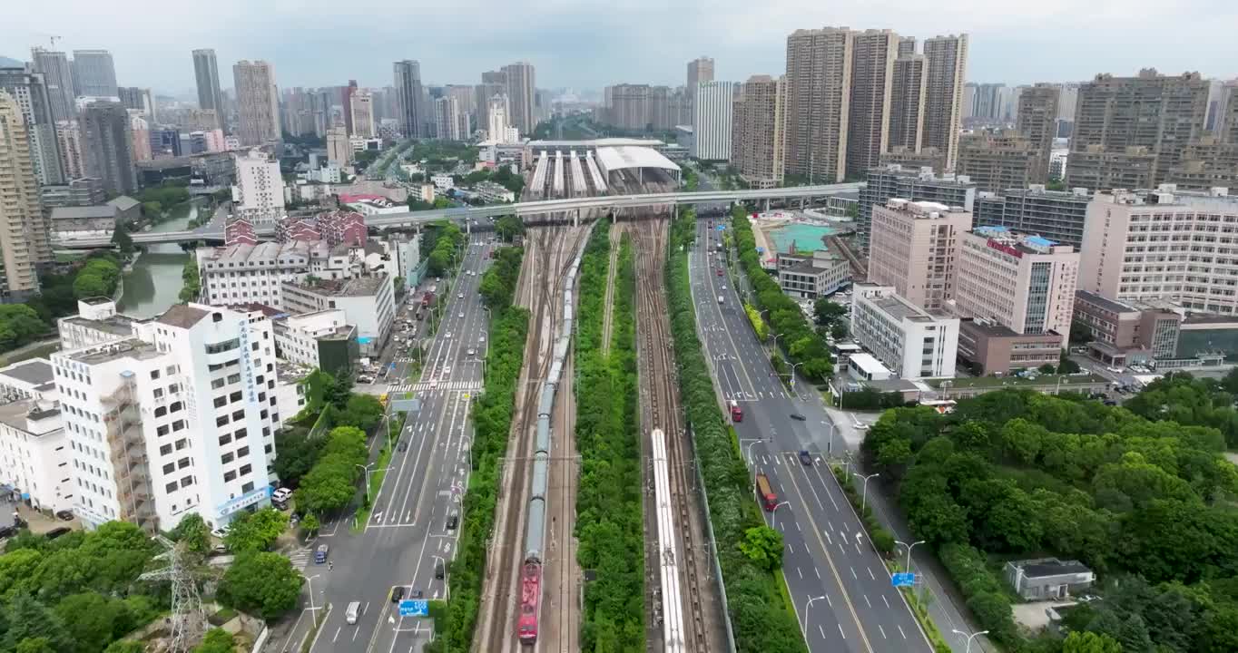 江苏省无锡市火车站和谐号复兴号高铁进站出站画面视频素材