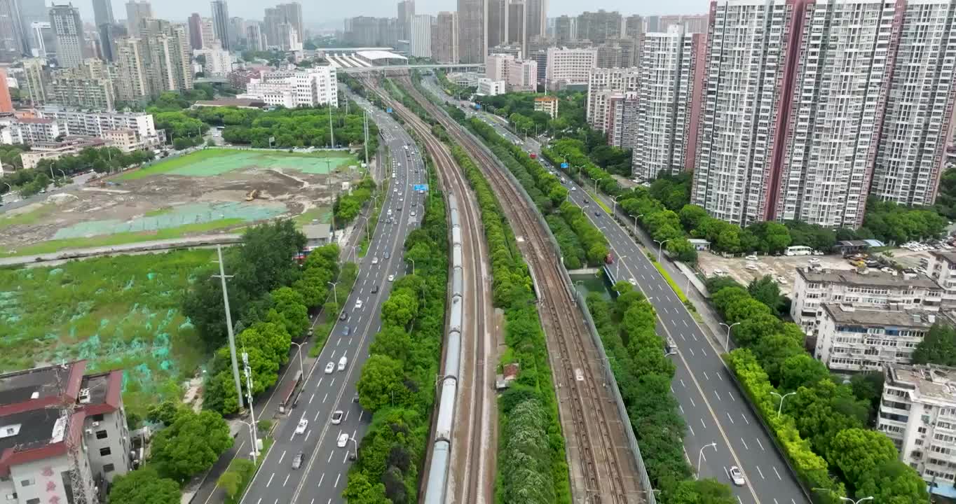 江苏省无锡市火车站和谐号复兴号高铁进站出站画面视频素材