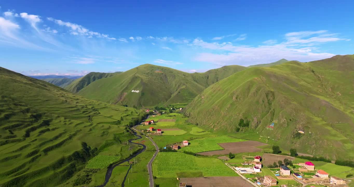 四川川西鱼子西远眺贡嘎雪山视频素材