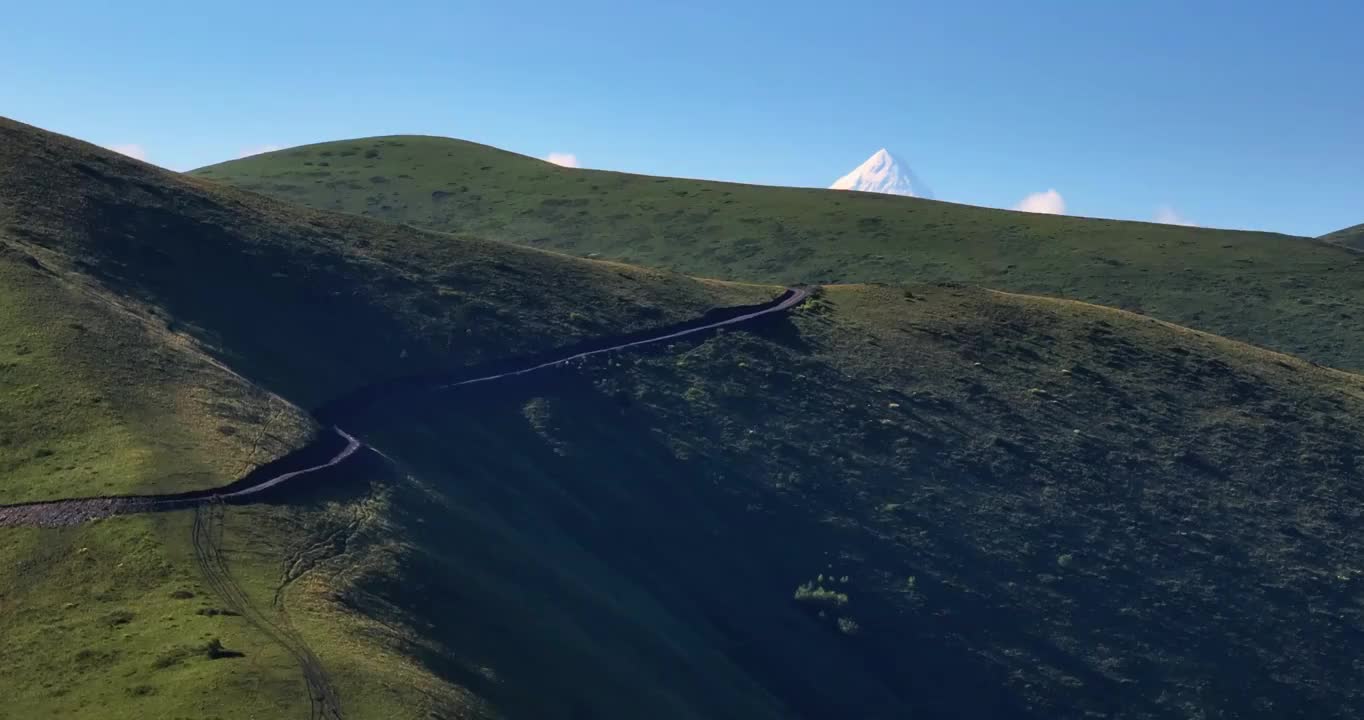 四川川西鱼子西远眺贡嘎雪山视频素材