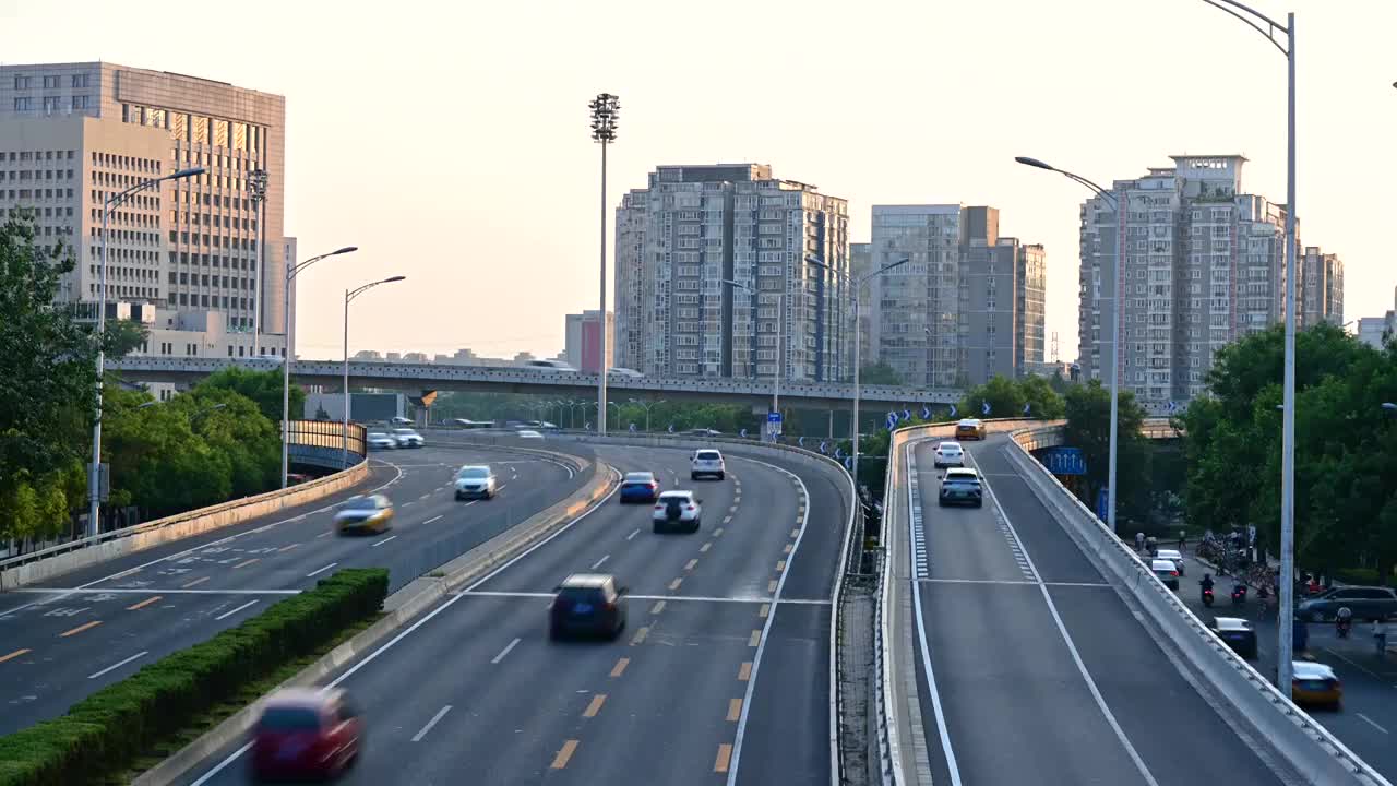 北京三环路上的车流川流不息视频素材