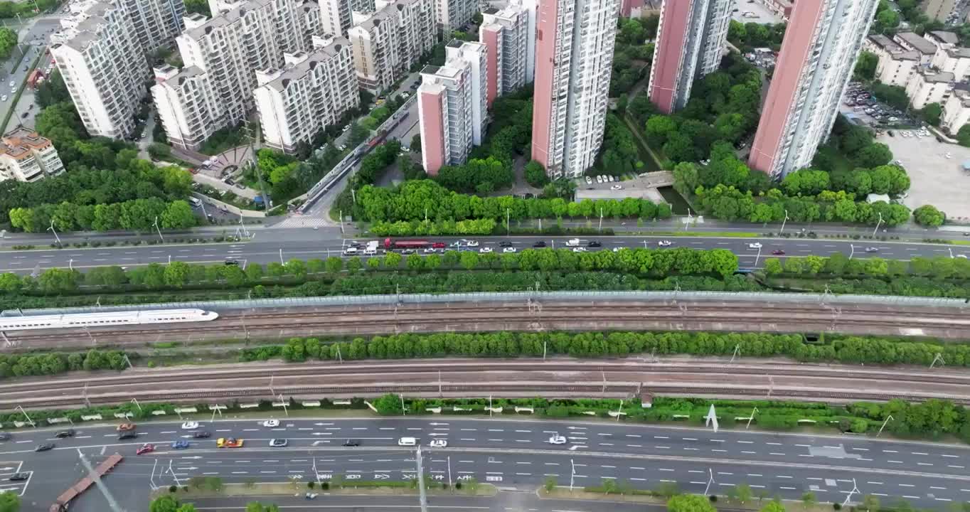 江苏省无锡市火车站和谐号复兴号高铁行驶画面视频素材