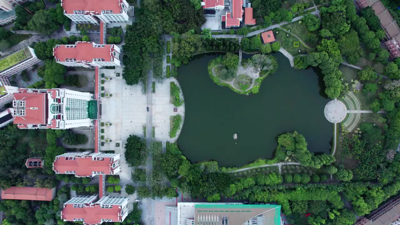 厦门大学芙蓉湖颂恩楼航拍俯视侧飞视频素材