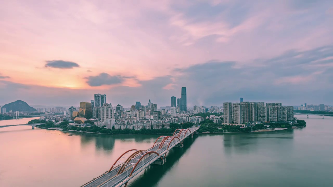 柳州城市天际线日转夜延时摄影，驾鹤山视角视频素材