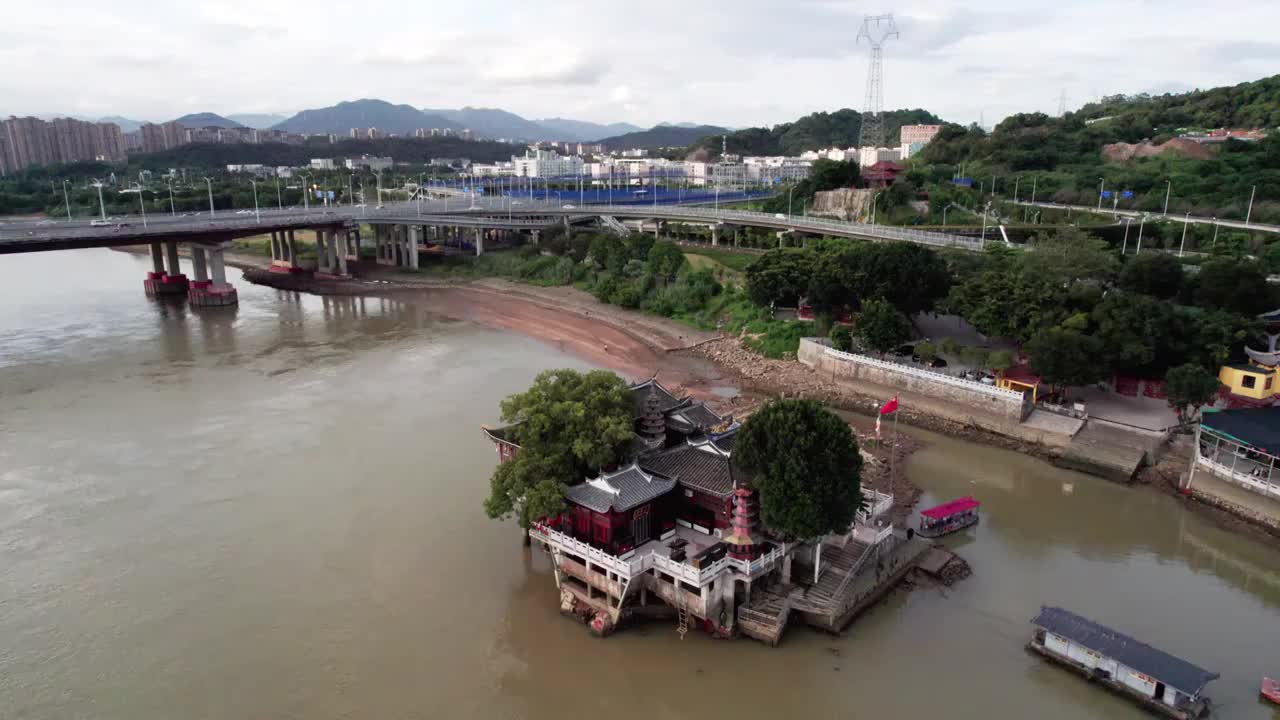 福州金山寺黄昏航拍倒飞升高拉远露全景视频素材