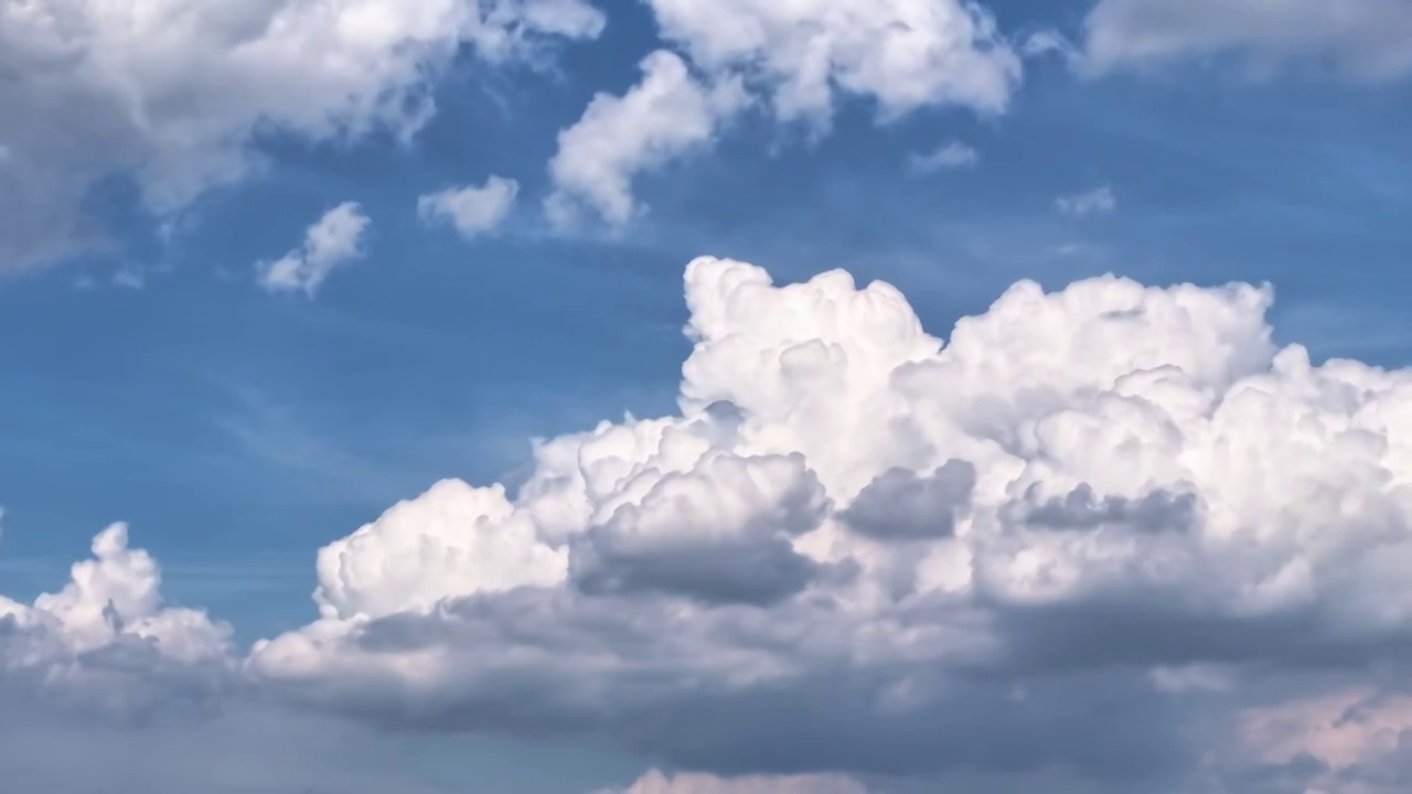 云翻涌动动天空 蓝天 延时 耶稣光 丁达尔效应视频素材