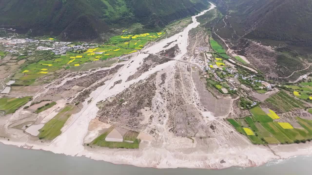 雅鲁藏布大峡谷 冰川流水冲积扇 西藏 林芝视频素材